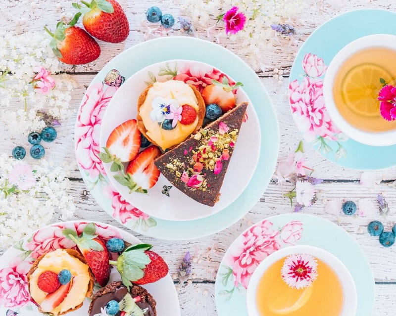 Sarena kolekcija porcelana